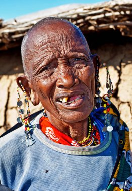15 Ekim 2012 'de Kenya' daki Maasai Mara 'da kimliği belirsiz bir kadın. Masailer, Kenya ve kuzey Tanzanya 'da bulunan yarı göçebe bir etnik gruptur..