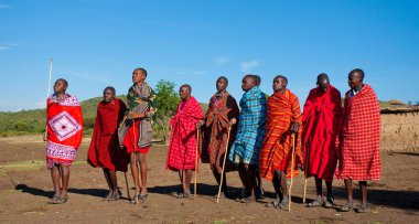 15 Ekim 2012 'de Kenya' daki Maasai Mara 'da kimliği belirlenemeyen Masai erkekleri. Masailer, Kenya ve kuzey Tanzanya 'da bulunan yarı göçebe bir etnik gruptur..