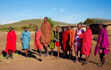 15 Ekim 2012 'de Kenya' daki Maasai Mara 'da kimliği belirlenemeyen Masai erkekleri. Masailer, Kenya ve kuzey Tanzanya 'da bulunan yarı göçebe bir etnik gruptur..