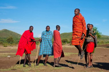 15 Ekim 2012 'de Kenya' daki Maasai Mara 'da kimliği belirlenemeyen Masai erkekleri. Masailer, Kenya ve kuzey Tanzanya 'da bulunan yarı göçebe bir etnik gruptur..