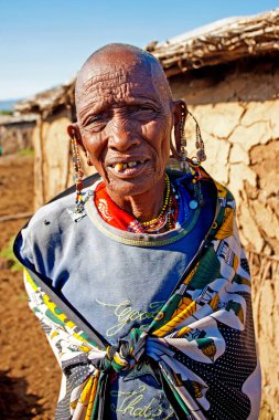 15 Ekim 2012 'de Kenya' daki Maasai Mara 'da kimliği belirsiz bir kadın. Masailer, Kenya ve kuzey Tanzanya 'da bulunan yarı göçebe bir etnik gruptur..