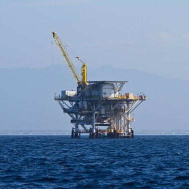 Büyük Pasifik Okyanusu açıklarındaki petrol sondaj platformu, Kaliforniya 'nın güney kıyısı açıklarında, Ventura ve Channel Adaları arasında, yaklaşık Eylül 2012