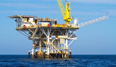 Büyük Pasifik Okyanusu açıklarındaki petrol sondaj platformu, Kaliforniya 'nın güney kıyısı açıklarında, Ventura ve Channel Adaları arasında, yaklaşık Eylül 2012