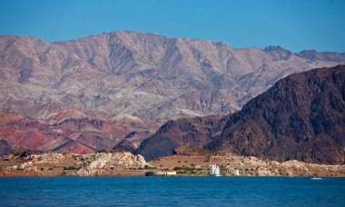 Körfez yakınlarındaki dağların manzarası 