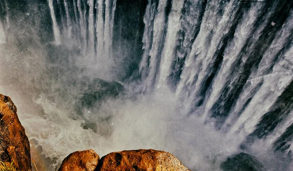 ジンバブエとザンビアの国境にあるビクトリアの滝の早朝の光 — ストック写真