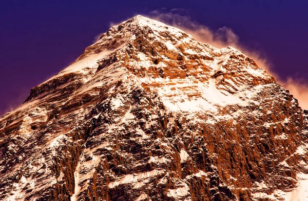 喜马拉雅山山脉在尼泊尔地区 带有编辑效果的照片 — 图库照片