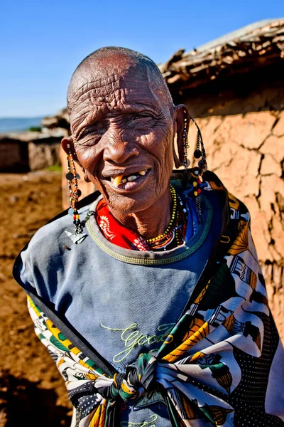 2012 케냐의 마사이 마라에서 신원이 마사이족 여성이었습니다 마사이족은 케냐와 탄자니아 — 스톡 사진