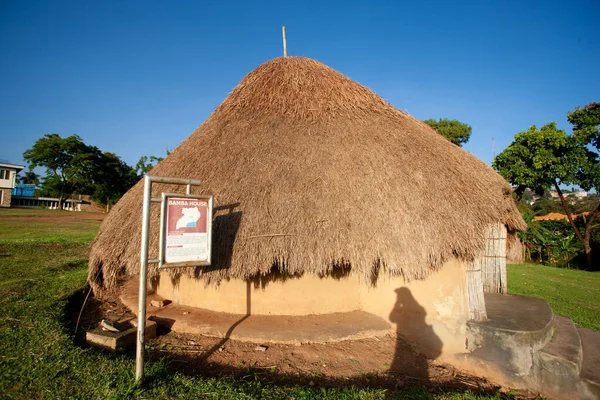 Kampala Uganda 10月19 10月の伝統的なアフリカの部族小屋19 2012ウガンダのカンパラのウガンダ博物館で ウガンダ博物館は ウガンダの文化遺産の素晴らしいコレクションを展示しています — ストック写真