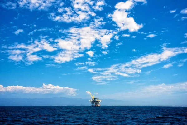 Large Pacific Ocean Offshore Oil Rig Drilling Platform Southern Coast — Stock Photo, Image