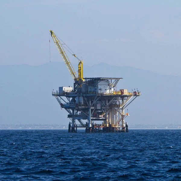 Large Pacific Ocean Offshore Oil Rig Drilling Platform Southern Coast — Stock Photo, Image