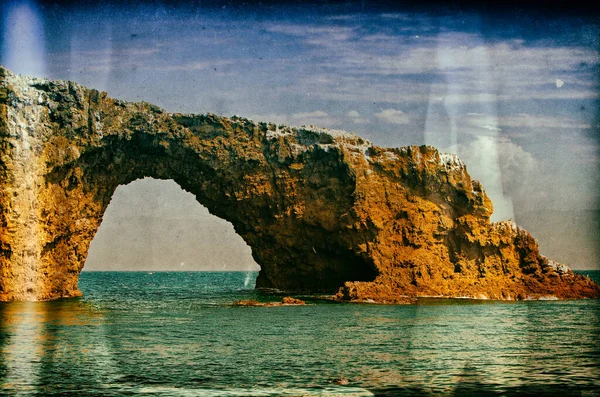 カリフォルニア州チャンネル諸島アナカパ島近くの岩 — ストック写真