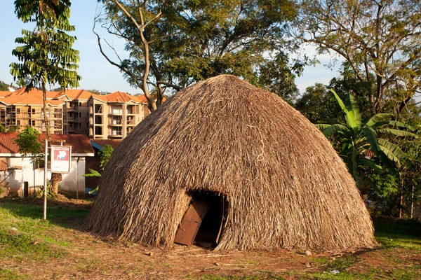 Kampala Uganda Oktober 2012 Traditionelle Afrikanische Stammeshütte Uganda Museum Kampala lizenzfreie Stockfotos