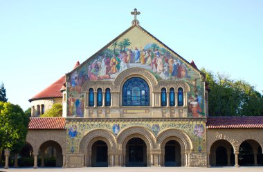 Palo Alto, Ca - Eylül 2012: Stanford Üniversitesi Memorial Kilisesi. Stanford Üniversitesi dünyanın önde gelen araştırma ve öğretim kurumlarından biridir.