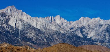 Sierra Nevada dağları, Mt. Whitney ortada, ABD 'nin çevresindeki en yüksek zirve 14,505 feet (4,421 m) yükseklikle, Kaliforniya, Usa