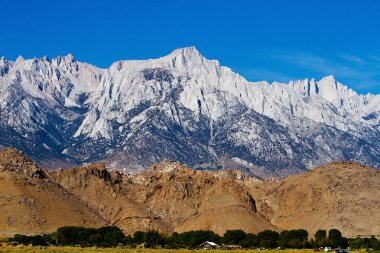 Sierra Nevada dağları, Mt. Whitney ortada, ABD 'nin çevresindeki en yüksek zirve 14,505 feet (4,421 m) yükseklikle, Kaliforniya, Usa