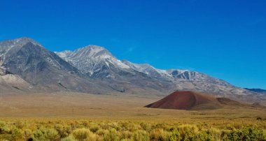 Sierra Nevada dağları, Mt. Whitney ortada, ABD 'nin çevresindeki en yüksek zirve 14,505 feet (4,421 m) yükseklikle, Kaliforniya, Usa