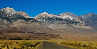 Sierra Nevada dağları, Mt. Whitney ortada, ABD 'nin çevresindeki en yüksek zirve 14,505 feet (4,421 m) yükseklikle, Kaliforniya, Usa