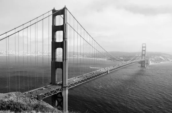 米国カリフォルニア州サンフランシスコのマリンヘッドランズから見たゴールデンゲートブリッジ — ストック写真