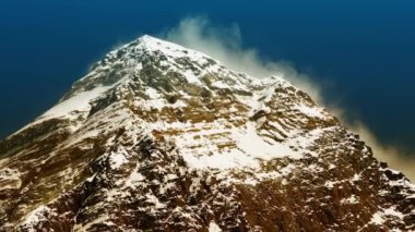 Dünyanın en yüksek dağı, Everest Dağı (solda, 8850 metre) ve Mt. Himalayalar 'da (sağda) Nuptse, Nepal
