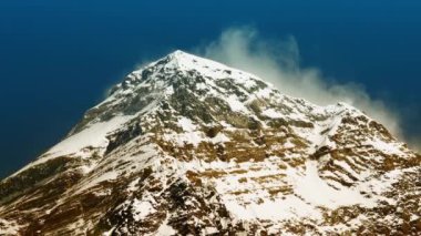 Dünyanın en yüksek dağı, Everest Dağı (solda, 8850 metre) ve Mt. Himalayalar 'da (sağda) Nuptse, Nepal