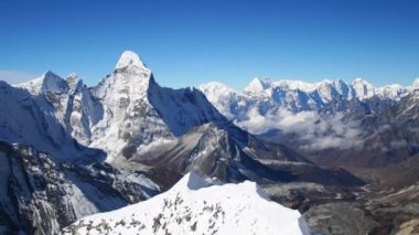 Mt. Ama Dablam, Himalayalar 'ın Everest bölgesinde, etrafında yüzlerce zirve var. Nepal, dağının zirvesinden görüldüğü gibi. Imja Tse (Ada Tepesi, 6189 metre). 1080p HD.