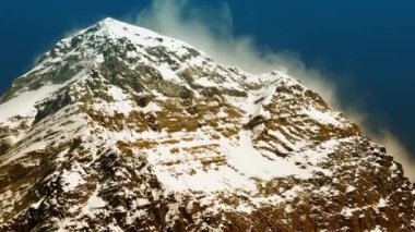 Dünyanın en yüksek dağı, Everest Dağı (solda, 8850 metre) ve Mt. Himalayalar 'da (sağda) Nuptse, Nepal
