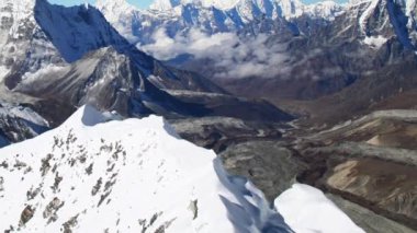 Mt. Ama Dablam, Himalayalar 'ın Everest bölgesinde, etrafında yüzlerce zirve var. Nepal, dağının zirvesinden görüldüğü gibi. Imja Tse (Ada Tepesi, 6189 metre). 1080p HD.