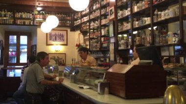 MADRID, İspanya - OCT 2016: Madrid, İspanya 'da yerel bir barda kimliği belirsiz kişiler