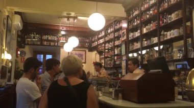 MADRID, İspanya - OCT 2016: Madrid, İspanya 'da yerel bir barda kimliği belirsiz kişiler