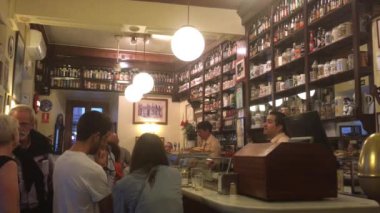 MADRID, İspanya - OCT 2016: Madrid, İspanya 'da yerel bir barda kimliği belirsiz kişiler