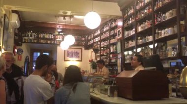 MADRID, İspanya - OCT 2016: Madrid, İspanya 'da yerel bir barda kimliği belirsiz kişiler