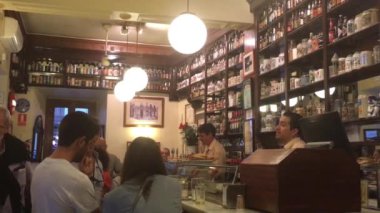 MADRID, İspanya - OCT 2016: Madrid, İspanya 'da yerel bir barda kimliği belirsiz kişiler