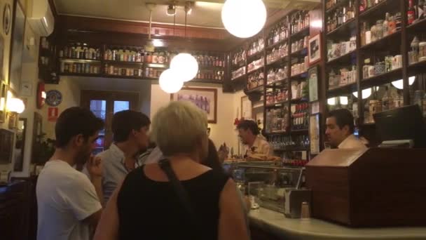 Madrid Spanien Okt 2016 Unbekannte Einer Bar Madrid Spanien — Stockvideo