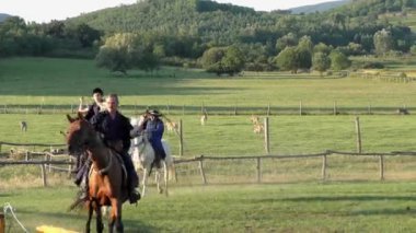 HORTOBAGY, HUNGARY - 27 AUG: Macaristan 'ın Hortobagy, Macaristan' da 27 Ağustos 2015 tarihinde Büyük Macaristan Ovası 'ndaki Macar Csikos veya çobanlar 