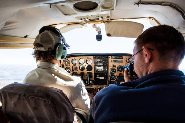 Neidentifikovaný Pilot Tourost Malém Letadle Nad Deltou Okavango Botswaně Afrika — Stock fotografie