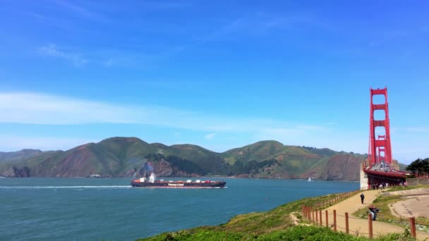 Jembatan Golden Gate Dilihat Dari Baker Beach Saat Matahari Terbenam — Stok Video