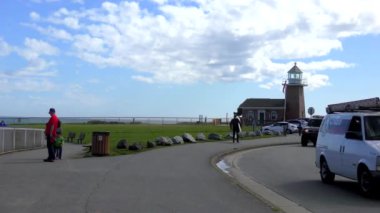 Pasifik Okyanusu Half Moon Körfezi Eyalet Sahili, Santa Cruz County, Kaliforniya, ABD, 2018. Turistlerin gözlem güvertesi.