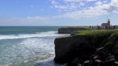 Pasifik Okyanusu Half Moon Körfezi Eyalet Sahili, Santa Cruz County, Kaliforniya, ABD, 2018. Turistlerin gözlem güvertesi.