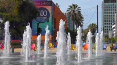 SAN JOSE, CALIFORNIA, ABD - 15 Nisan 2017: San Jose, California, ABD şehir merkezinde çeşme