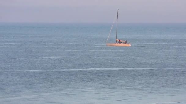 サンタクルスビーチから見た太平洋上のヨットセーリングサンタクルスビーチボードウォーク日没 カリフォルニア州サンタクルス郡のモントレー湾北部 — ストック動画