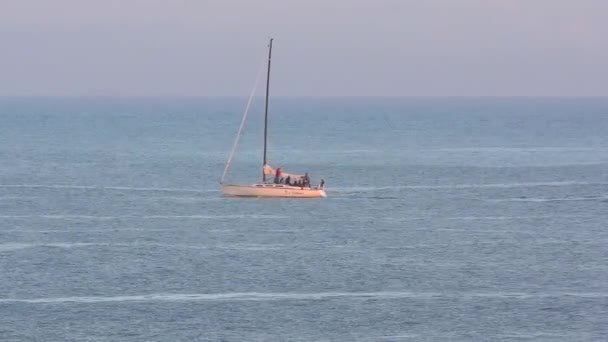 Jacht Żaglowy Oceanie Spokojnym Widziany Promenady Santa Cruz Beach Zachodzie — Wideo stockowe