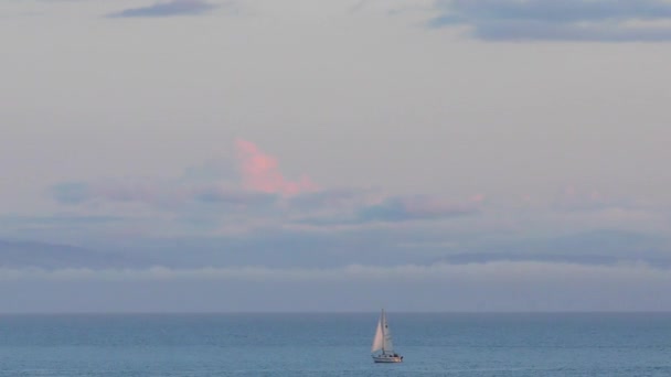 Парящая Яхта Тихом Океане Видно Пляжа Санта Круз Закате Северной — стоковое видео