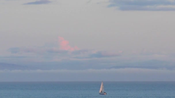 在太平洋上航行的游艇 正如日落时在圣克鲁斯海滩木板路上看到的 位于美国加利福尼亚州圣克鲁斯县的蒙特利湾北部 — 图库视频影像