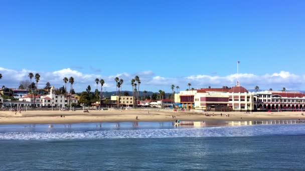 世界的に有名なサーフスポット カリフォルニア州サンタクルス郡のモントレー湾北部にあるSanta Cruz Beach Boardwalk — ストック動画