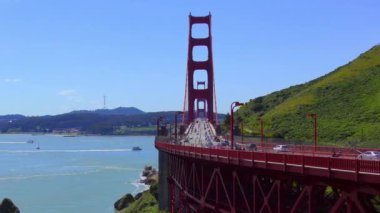 Golden Gate 'i kapsayan asma köprüde trafik, San Francisco Körfezi' ni ve Pasifik Okyanusu 'nu bağlayan 1,5 km genişliğindeki boğazda, Kaliforniya, ABD.