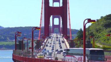 Golden Gate 'i kapsayan asma köprüde trafik, San Francisco Körfezi' ni ve Pasifik Okyanusu 'nu bağlayan 1,5 km genişliğindeki boğazda, Kaliforniya, ABD.