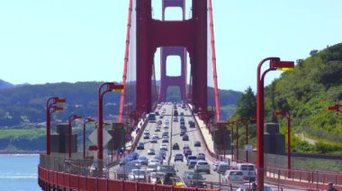 Golden Gate 'i kapsayan asma köprüde trafik, San Francisco Körfezi' ni ve Pasifik Okyanusu 'nu bağlayan 1,5 km genişliğindeki boğazda, Kaliforniya, ABD.