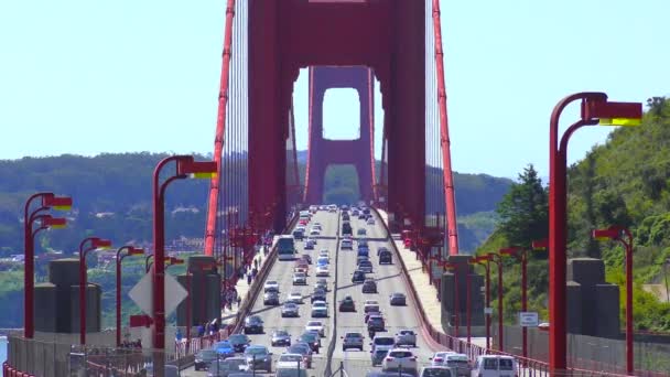 横跨金门大桥的吊桥交通繁忙 金门大桥是连接美国加利福尼亚州旧金山湾和太平洋的一英里宽的海峡 — 图库视频影像