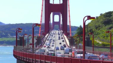 Golden Gate 'i kapsayan asma köprüde trafik, San Francisco Körfezi' ni ve Pasifik Okyanusu 'nu bağlayan 1,5 km genişliğindeki boğazda, Kaliforniya, ABD.