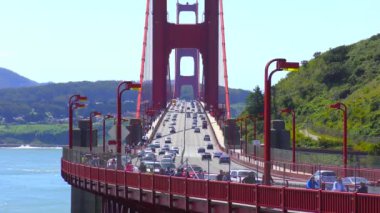 Golden Gate 'i kapsayan asma köprüde trafik, San Francisco Körfezi' ni ve Pasifik Okyanusu 'nu bağlayan 1,5 km genişliğindeki boğazda, Kaliforniya, ABD.